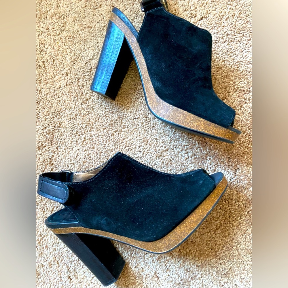 apepaZZa suede booties. Sz 10. Stacked heel.